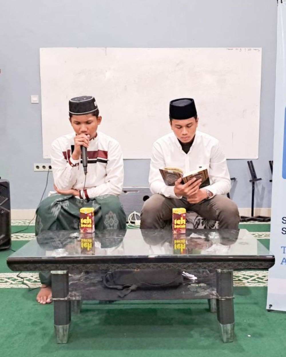 Santri Rumah Qur'an Sahabat Dhuafa sedang belajar